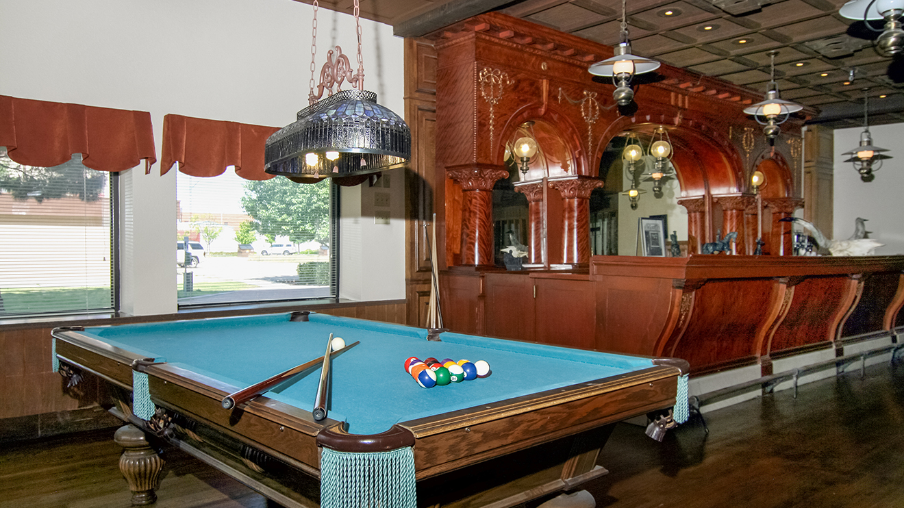 Holiday Lincoln Tower old-fashioned pub with pool table