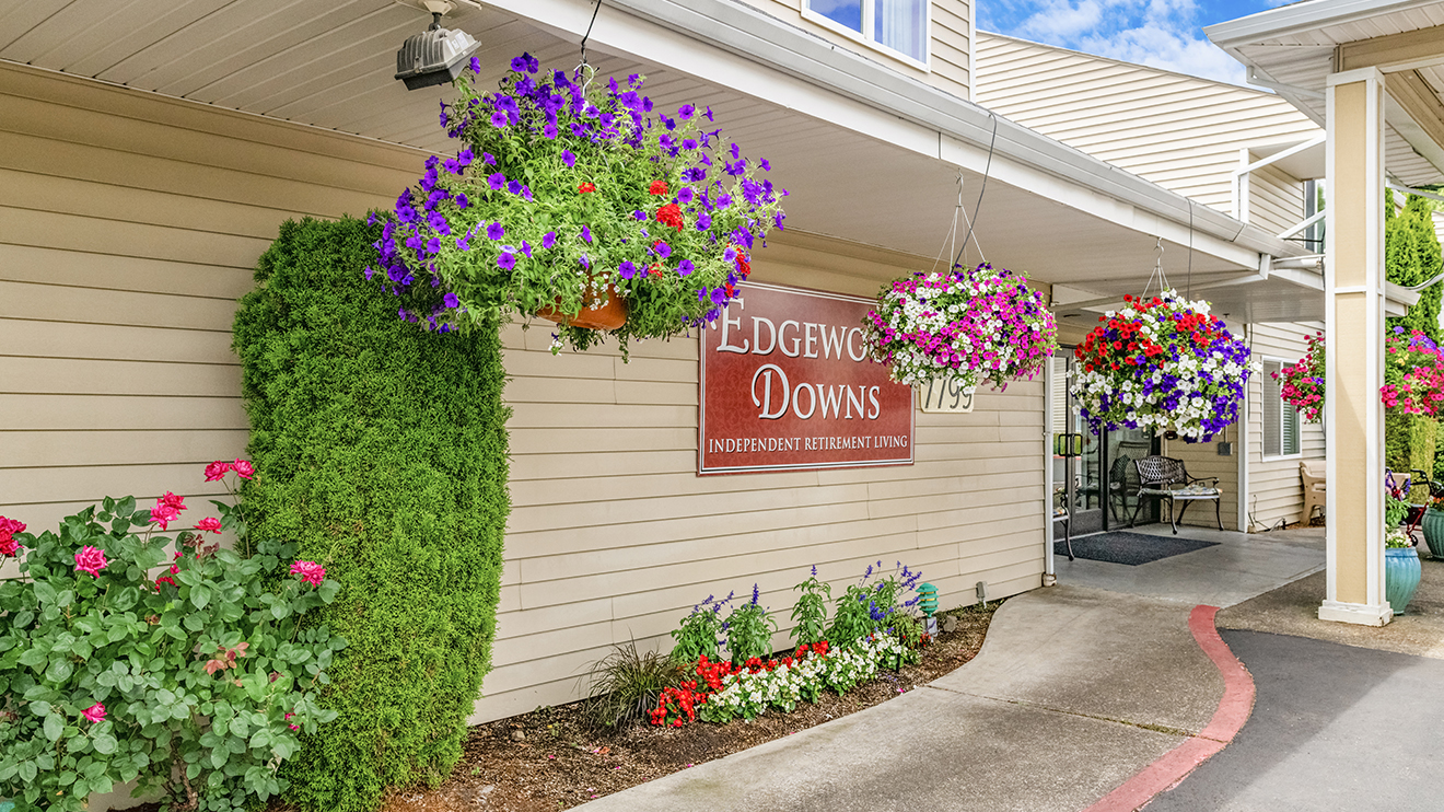 Senior Living Apartments Beaverton, OR | Holiday Edgewood Downs